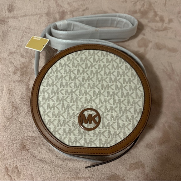 Michael Kors Handbags - NWT Michael kors canteen bag